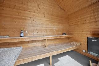Luxurious Holiday Home with Sauna & Outdoor Hot Tub - 9