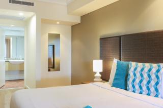 Resort Escape King Bed Pool Balcony - 4