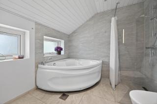 Luxury Holiday Home with Hot Tub & Wifi - 5