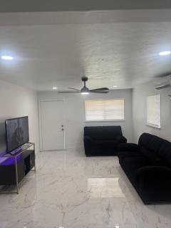 Remodeled 2-Bedroom Retreat Near OU & Downtown OKC - 0