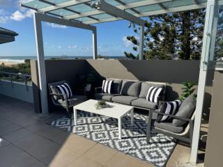 Amazing Currimundi Lakefront Ocean Penthouse - 3