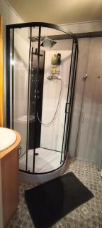 Close to all local amenities, 4 min walk to busway - 8