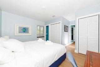 Modern Italian Villa Azure Near Beaches & sleeps 6 - 7