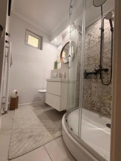Harmony Haven - Spacious 4BR House with Free Parking - 1