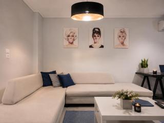 95sqm - 10min center - 2 bedrooms -2AirCo - Gas heating - 3 SmartTvs - 2nd floor - Optical fiber - 8