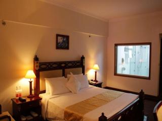 Golden Lustre Hotel - 4