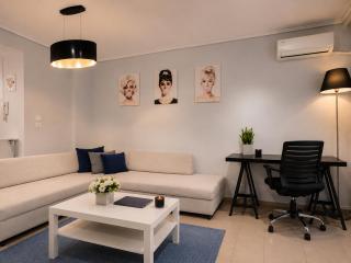 95sqm - 10min center - 2 bedrooms -2AirCo - Gas heating - 3 SmartTvs - 2nd floor - Optical fiber - 1