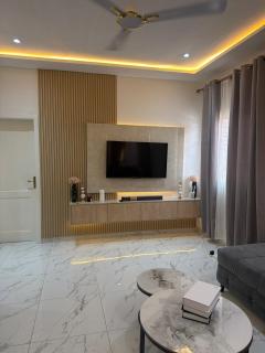 Elegant 2BR Home in Serene Lakeside Estate, Accra - 9
