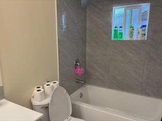 Central Vancouver Guest House - 15 Mins to DT & YVR, Free Parking - 8