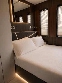 NEON Bigigio House Boat - 4