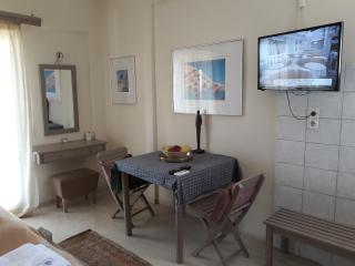 Bright 2BR Apt Kitchenette Pool 3 - 5
