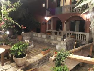2BR Apt Kitchenette Pool 6 - 2