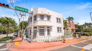 Blue Flamingo Suites - 8