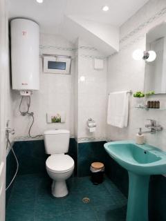 Spacious & Quiet 3BR Apartment, City Center & Sea Garden - Varna - 1
