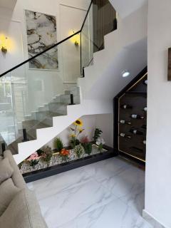 J&E luxury apartment and lounge - 1