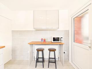 Luton House | Parking | Sleeps 7 - 5