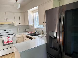 Vancouver Cozy & Modern Stay- Downtown 6 Min, Free Parking - 1
