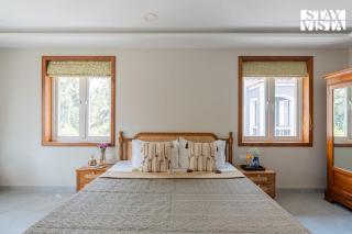 StayVista at Casa Viena with Pool & Lawn - 3