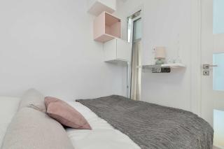 Cozy Apartment with a Balcony Near Regan Park by Noclegi Renters - 1