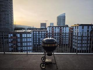 Modern Zurich Apt with Balcony View & Workspace - 9