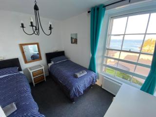 Harbour View - Direct Beach Access, Sleeps 6 - 3