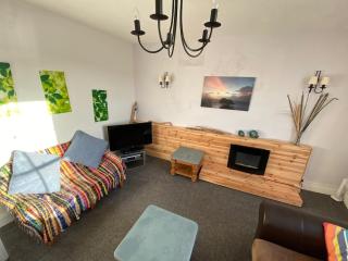Harbour View - Direct Beach Access, Sleeps 6 - 2