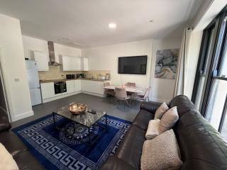 3 Bedroom Cardiff Bay Apartment - 9