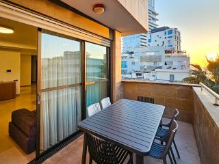 Mamad Upscale Home Balcony, Parking Next To Beach - 8