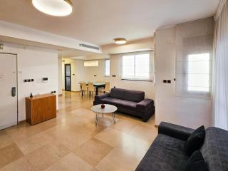 Mamad Upscale Home Balcony, Parking Next To Beach - 5
