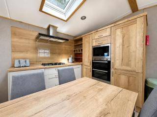 8 Berth Caravan For Hire At Wild Duck Holiday Park In Norfolk Ref 11026Sw - 3