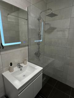 Rubin Suites Cozy Modern Stay - 1