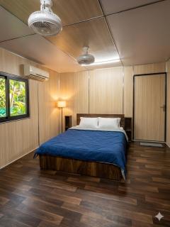 Luxury Container Stay with Outdoor Cinema & BBQ - 9