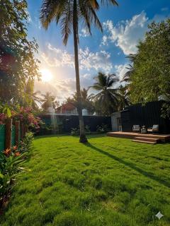 Luxury Container Stay with Outdoor Cinema & BBQ - 8