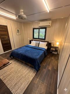Luxury Container Stay with Outdoor Cinema & BBQ - 7