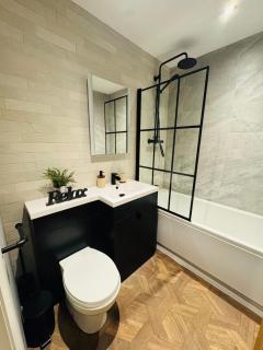 Station House - Platform 4 - 2 Bedrooms - Sleeps 4 - 4
