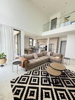 4BR Lux Villa - 360 Rooftop & Lake Views - 0