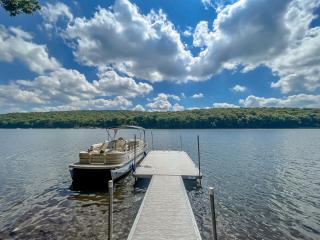 Lakefront Dock Fire Pit Hot Tub Value - 9