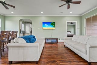 Spacious Beach Retreat Sleeps 25 Perfect for Families Groups - 1