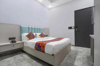 FabHotel The Royal - Near Yamuna Sports Complex - 4