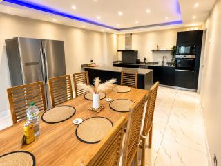 3 BD Luxury Beachfront Penthouse - 4