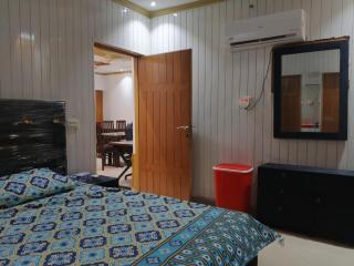 2BR Stay Parking, Lawn, Laundry and Wi-Fi Privacy - 8