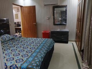 2BR Stay Parking, Lawn, Laundry and Wi-Fi Privacy - 7