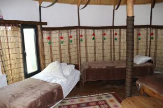 Happy Nomads - Modern Yurt Cottages & Breakfast - 2