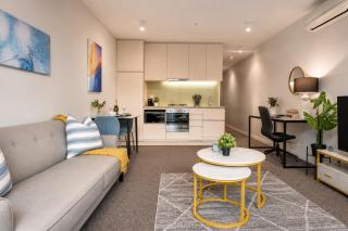 Cozy 1 Bedroom Apartment at Marvel Stadium with Rooftop Pool and Gym - 5