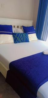 Sky Airport Stay Fast WiFi, Netflix & Free Parking - 9