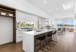 Charming 3-Bedroom House with Ocean Views in Auckland - 8
