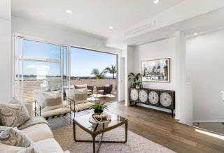 Charming 3-Bedroom House with Ocean Views in Auckland - 4