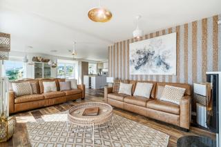 Salubrious House - 5