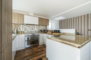 Salubrious House - 4