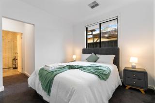 Modern 3 bedroom home Near AIRPORT &CBD - 8